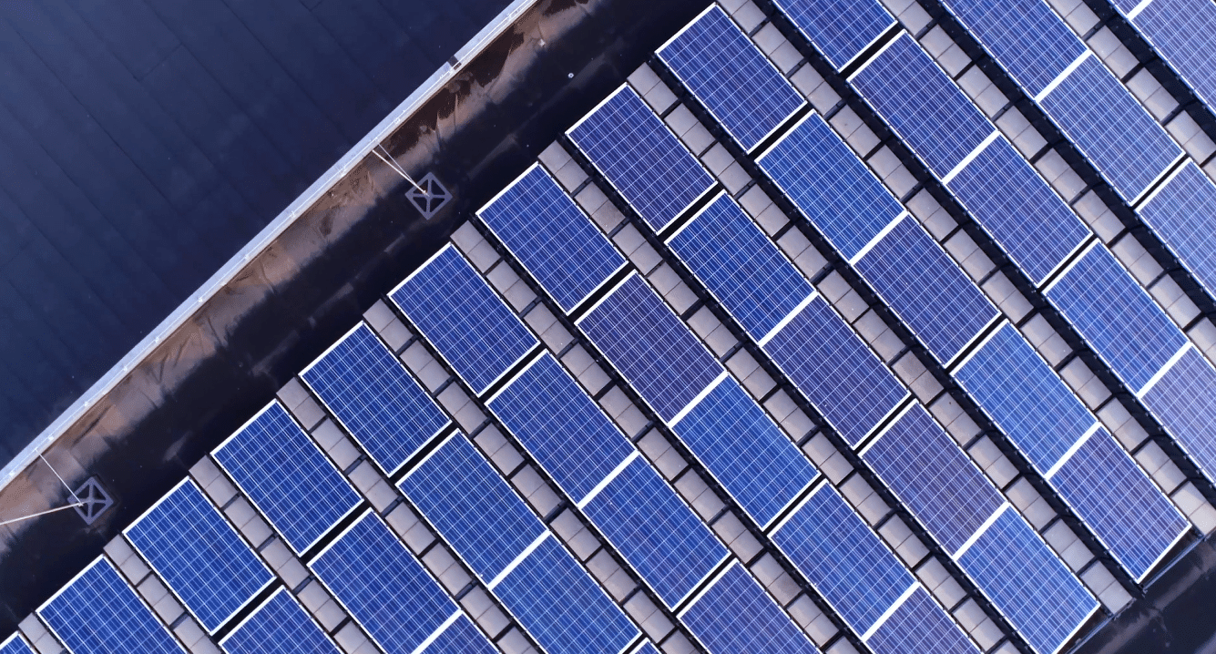 Photo de panneaux solaire vu du ciel