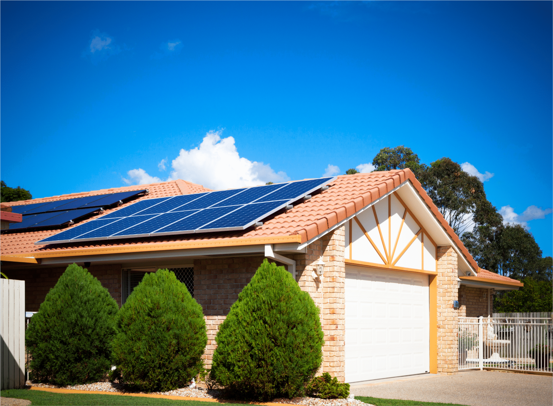 Exemple panneaux solaires photovoltaïques sur le toit d'une maison