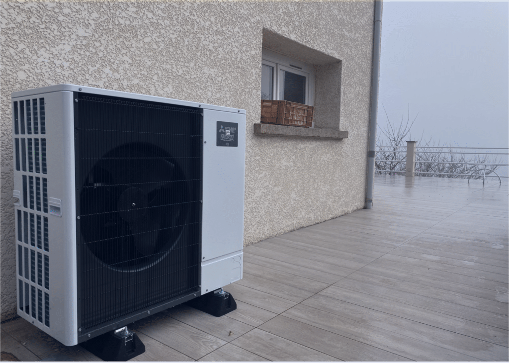 pompe à chaleur air/eau mitsubishi zubadan r32 vue de face sur une terrasse